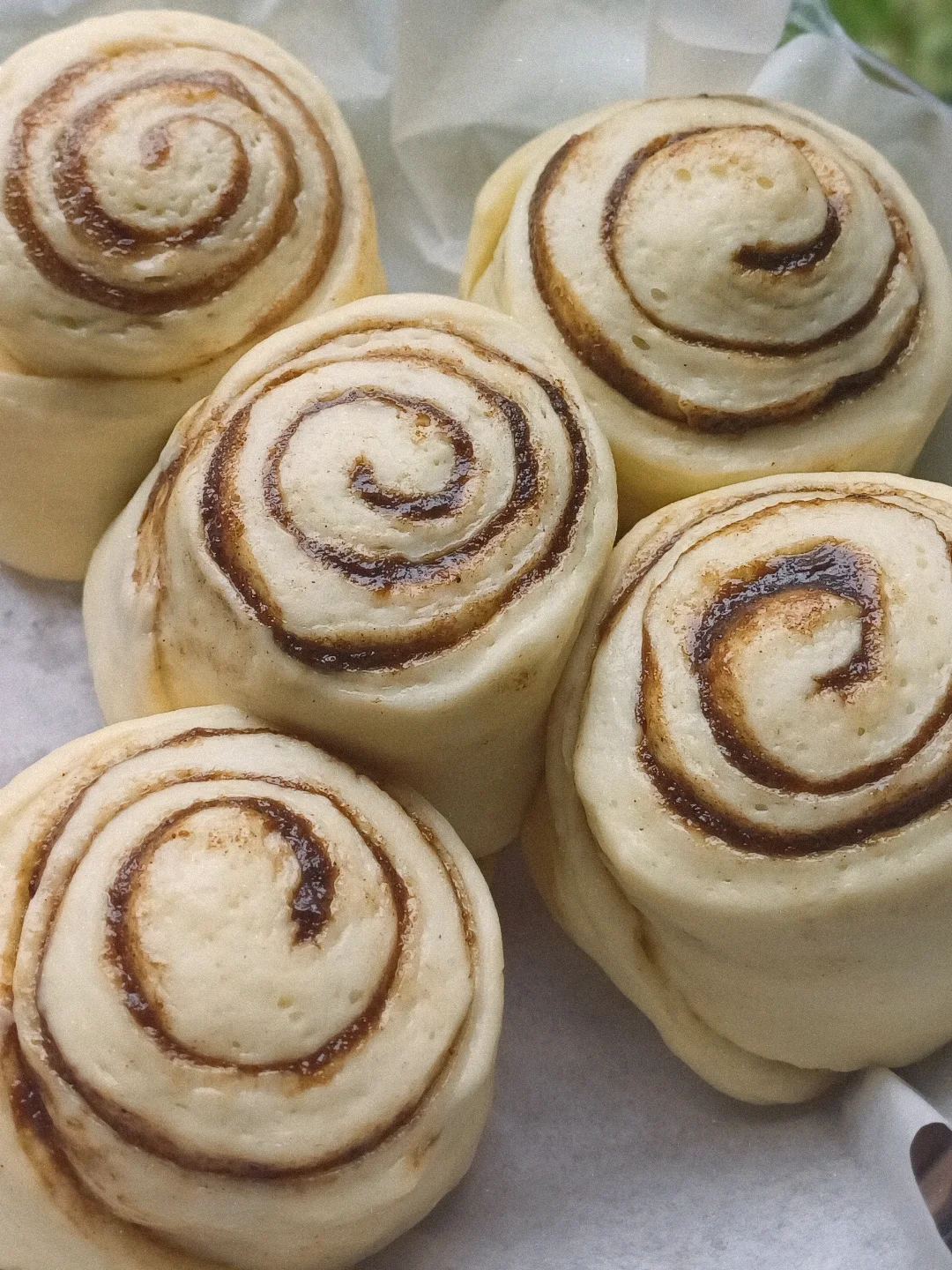 Rolls crudos mostrando el espiral de canela